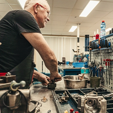 foto Monteur Brandstofpompen Dieselmotoren